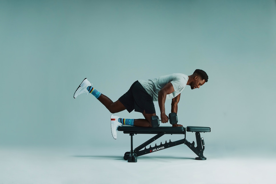 /content/dam/images/golfdigest/fullset/fitness-2024/Roberts bird dog rows 1.jpg